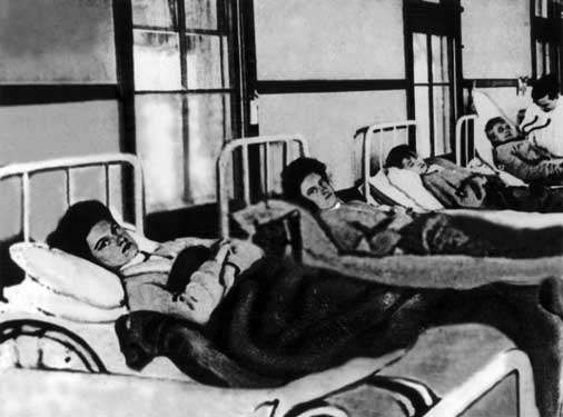 Обурена Мері Меллон (на ліжку в лівому кутку фотографії) в госпіталі, під час свого першого карантину