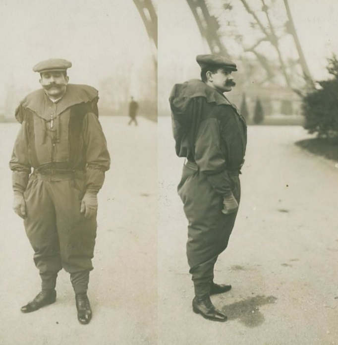 Франц Райхельт показує свій парашутний костюм перед стрибком