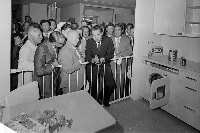 Річард Ніксон і Микита Хрущов на знаменитих «кухонних дебатах».