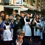 Підлітки святкують закінчення школи, 1981 р