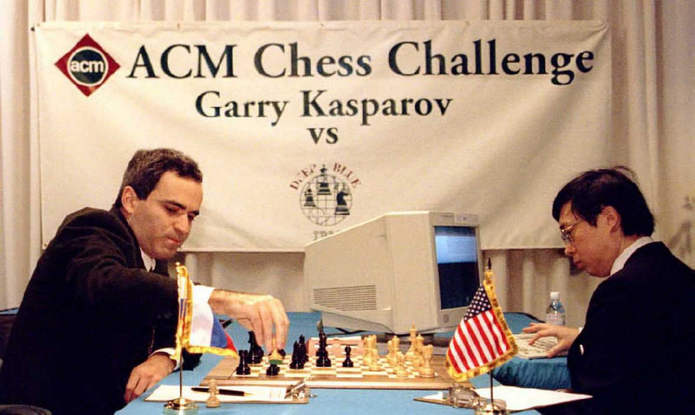  Гаррі Каспаров збиває пішака в перших ходах матчу проти Deep Blue, яким керує Фен-Сюнь Хсу 