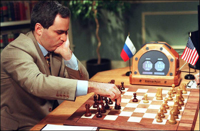 Каспаров робить хід у другій грі