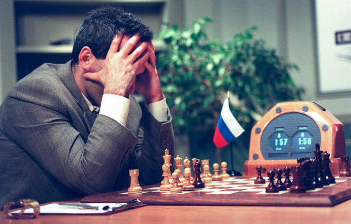 Каспаров обмірковує хід в п'ятій грі