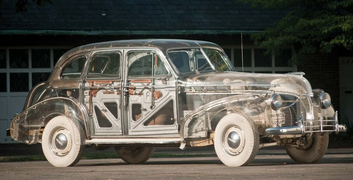 прозорий автомобіль Pontiac Deluxe Six