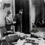 Імовірно остання фотографія Адольфа Гітлера перед тим, як він вчинив самогубство. Гітлер (праворуч) і його ад'ютант Юлій Шауб оглядають руїни рейхсканцелярії 28 квітня 1945 року.