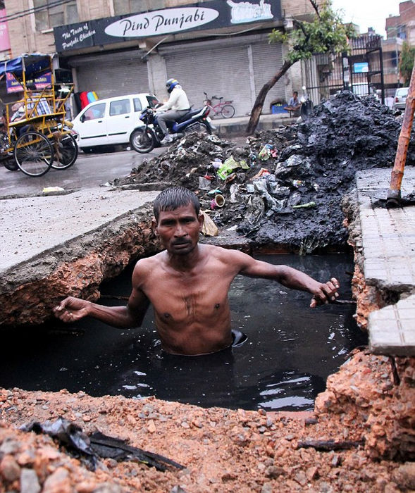 Деві Лал - працівник, що вручну прочищає каналізацію (Індія)