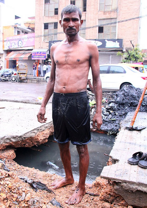 Деві Лал - працівник, що вручну прочищає каналізацію (Індія)