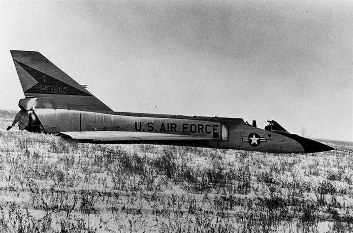 Cornfield Bomber, бомбардувальник кукурудзяного поля, на полі після приземлення