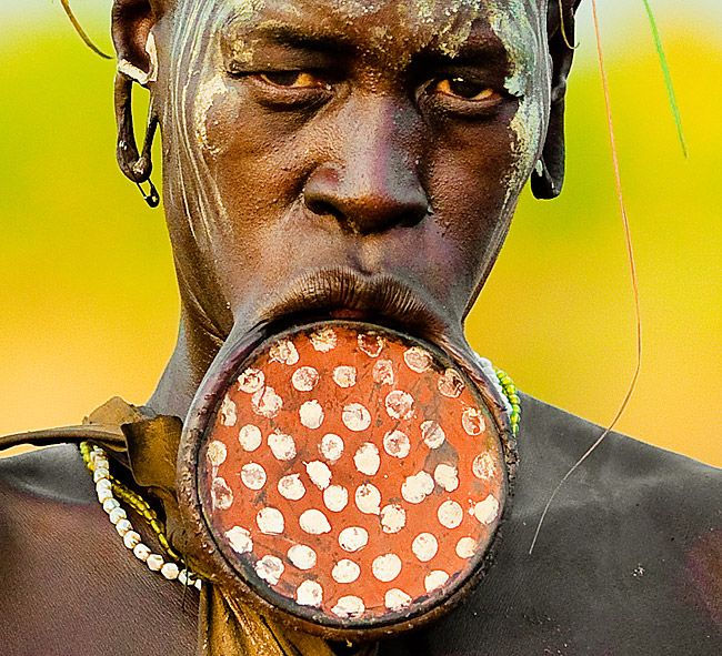 Жінка племені Мурсі з тарілкою в губі (Ефіопія)