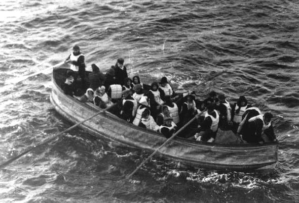 Рятувальна шлюпка з пасажирами «Титаніка». Знімок зроблений з пароплава «Карпатія», 15 квітня 1912 року