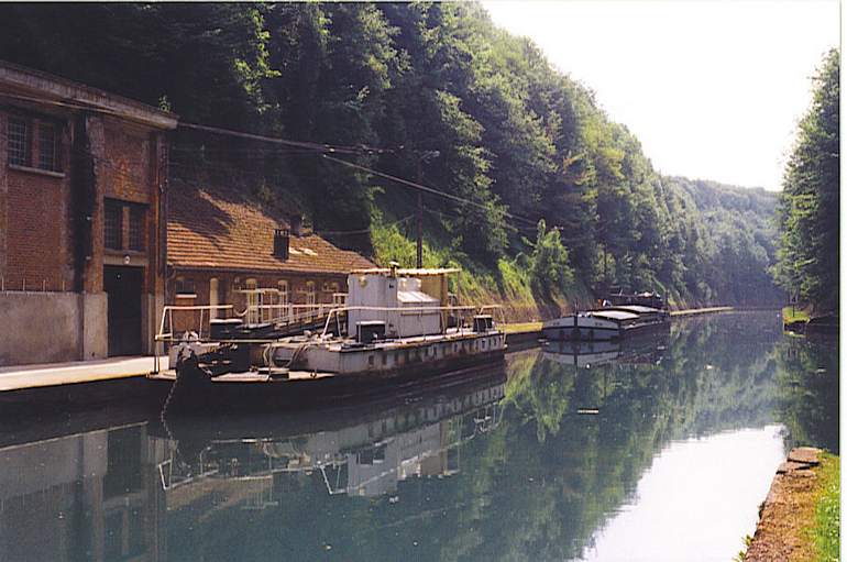 Ланцюговий човен на каналі Сен-Кентен, Франція. Фото: Boerkevitz/Wikimedia Commons