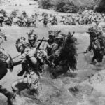 Японські солдати переходять ріку