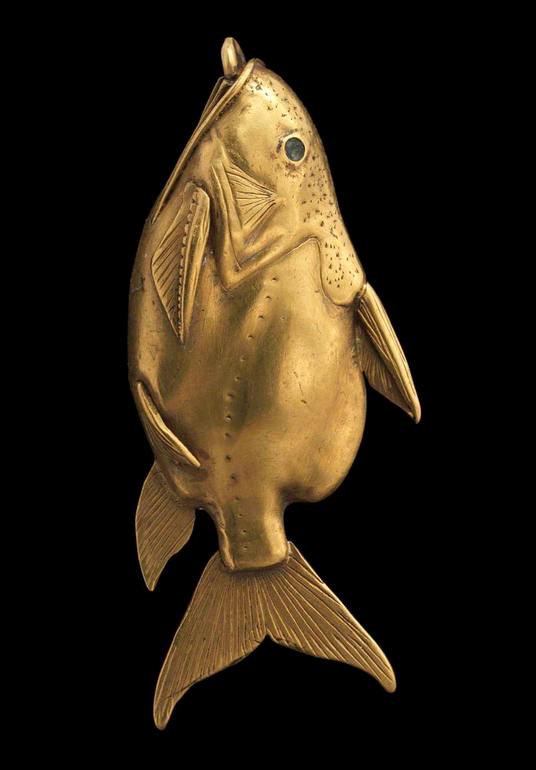 Давньоєгипетська золота підвіска у вигляді перевернутого сома
