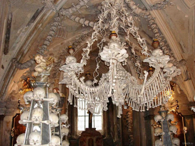 Седлецька костниця, де предмети інтер’єру зроблені з людських кісток і черепів (Чехія)