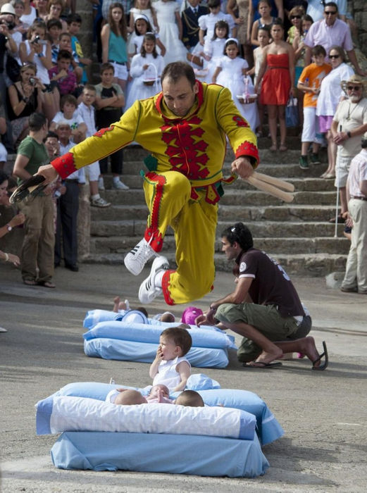 El Colacho: традиція стрибків через немовлят (Іспанія)