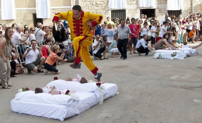 El Colacho: традиція стрибків через немовлят (Іспанія) 