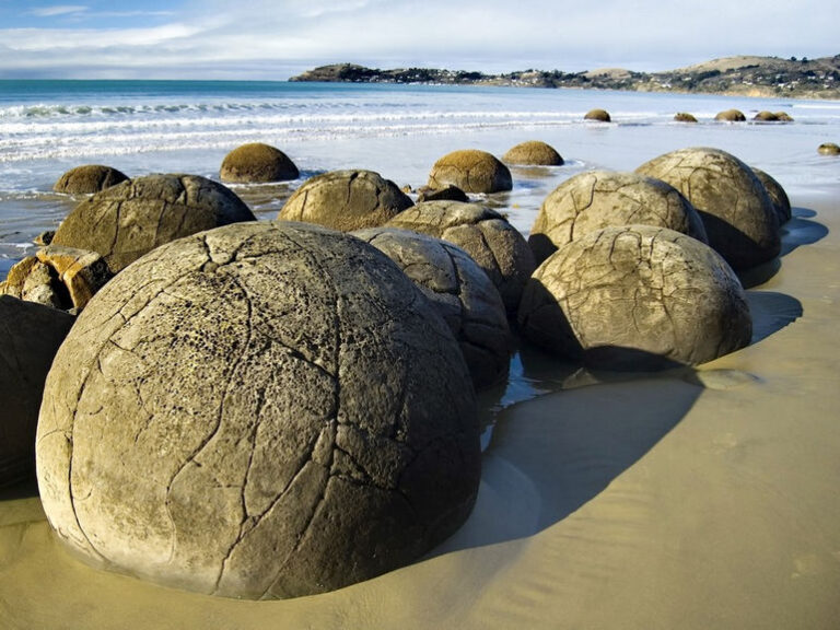 Як утворилися сотні круглих валунів на пляжі Моеракі (Нова Зеландія)