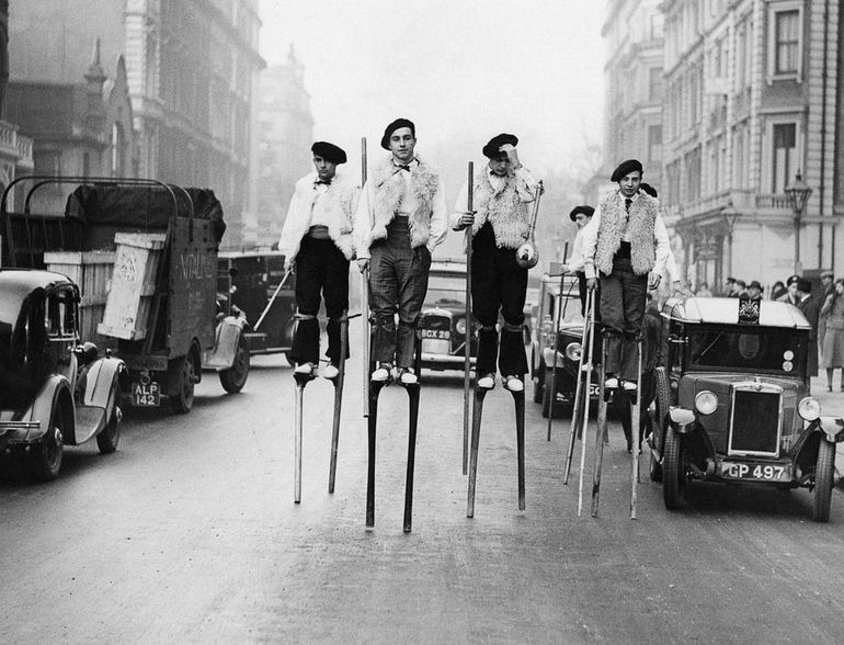 Ландські хлопці на ходулях виступають у Лондоні – 1937 рік