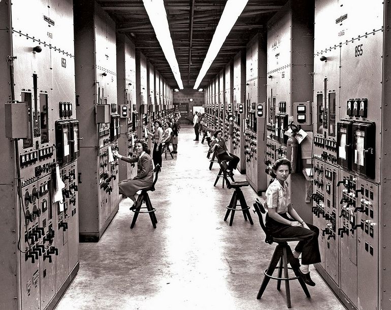 Дівчата-калутрони (їх тоді називали Cubicle Operators - оператори терміналів) біля панелей