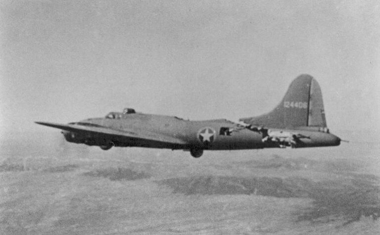 Літак B-17 All American, який прилетів з бойового завдання з відрізаним хвостом