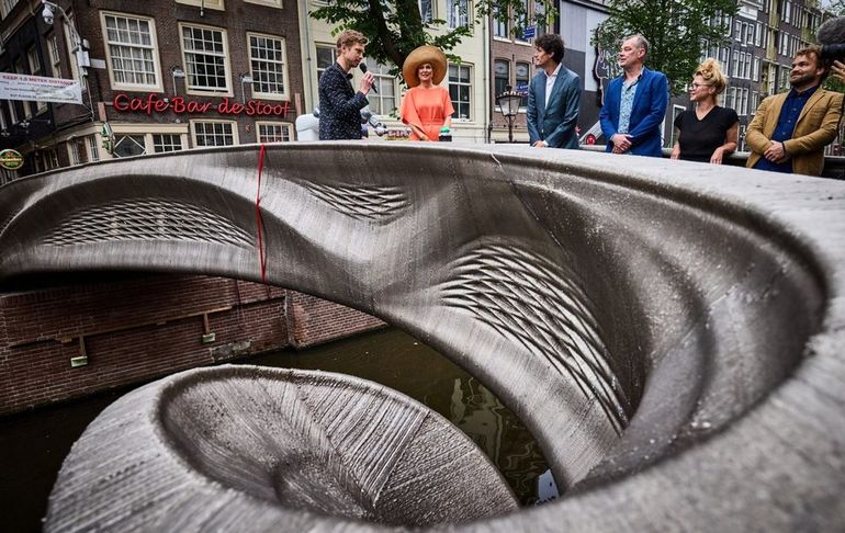 Перший у світі металевий міст, надрукований на 3D-принтері. Амстердам