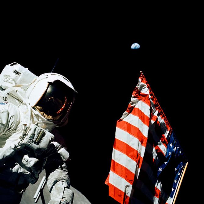 Астронавт Гаррісон Шмітт стоїть біля американського прапора під час місячної прогулянки в рамках програми 