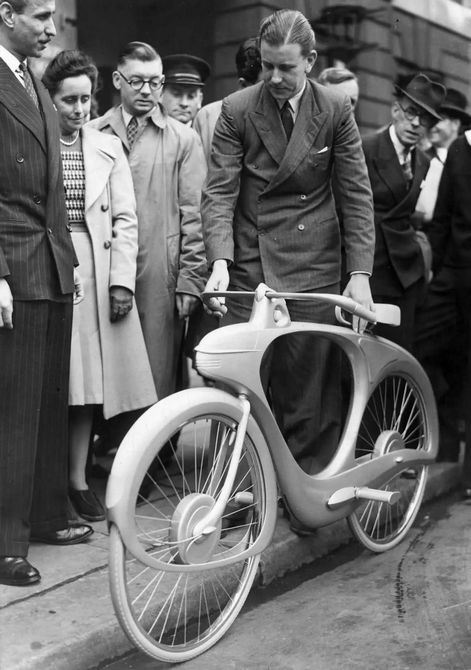 Боуден демонструє велосипед Classic 17 вересня 1946 року