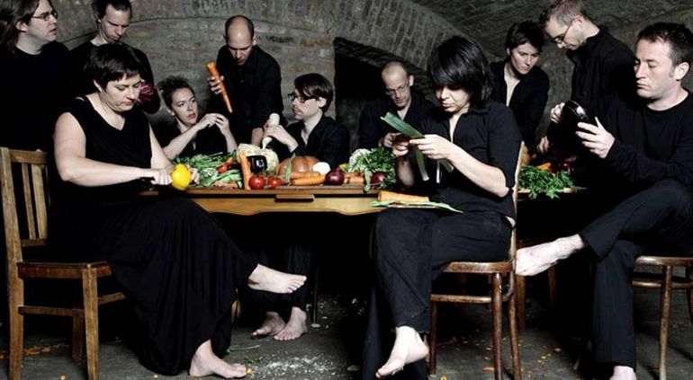 Музиканті Віденського овочевого оркестру майструють свої музичні інструменти