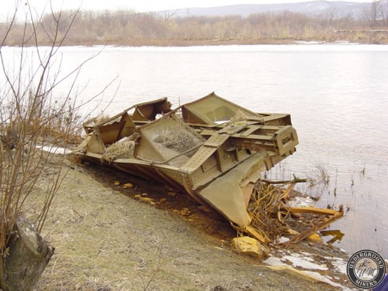 На фотографії 2000 року видно вагон-хоппер, який прибило до берега річки