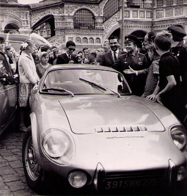 Юрій Гагарін поруч з своїм автомобілем Matra-Bonnet Djet V, та люди навколо