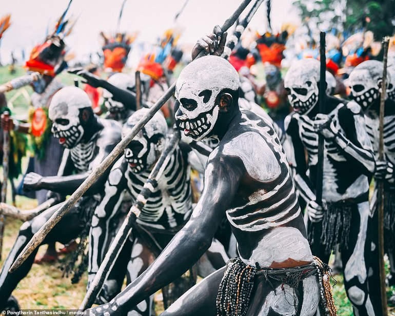 Скелетне бойове розфарбування племені Чімбу (Папуа-Нова Гвінея)