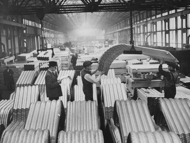 Виготовлення бомбосховищ Андерсона на фабриці в Ньюпорті, Уельс