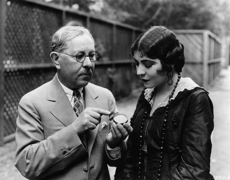 Фактор показує актрисі Рене Адорі новий вид крем-фарби. 1925.