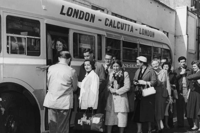 Посадка пасажирів на автобус Лондон-Калькутта-Лондон