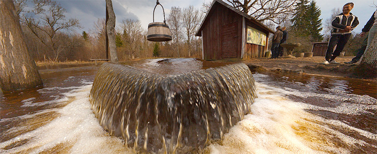 "Відьомський колодязь" в Тухала, Естонія, під час виверження води