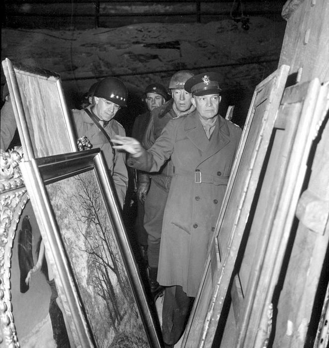 Генерал Ейзенхауер оглядає викрадені твори мистецтва в шахті Меркерс